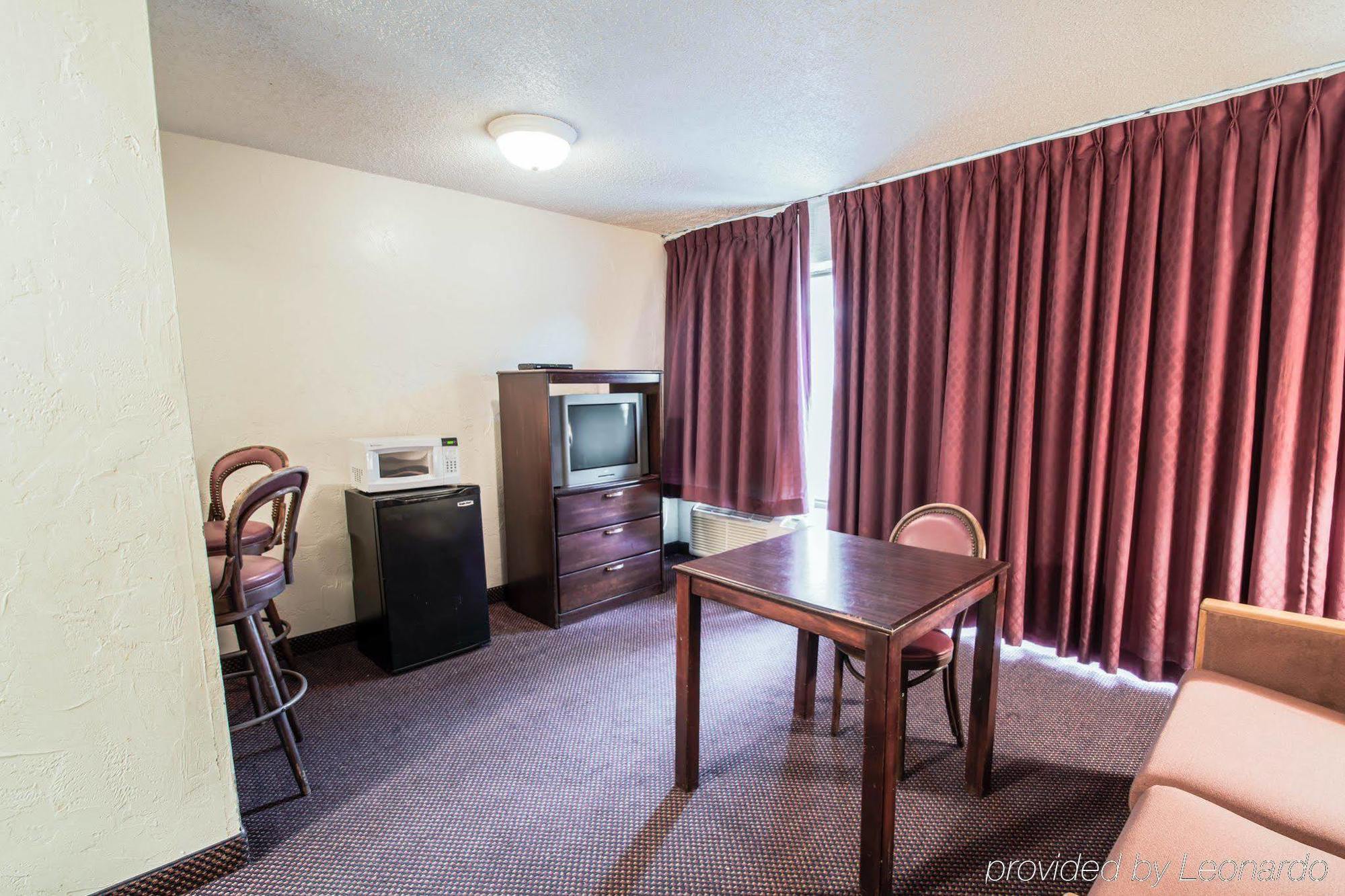 Rodeway Inn & Conference Center Ориндж Парк Екстериор снимка